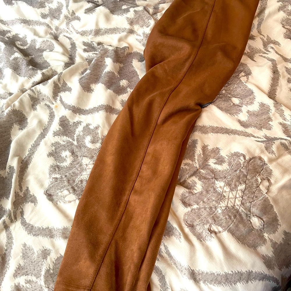 T TAHARI Faux Suede Crop Pull-On Pants